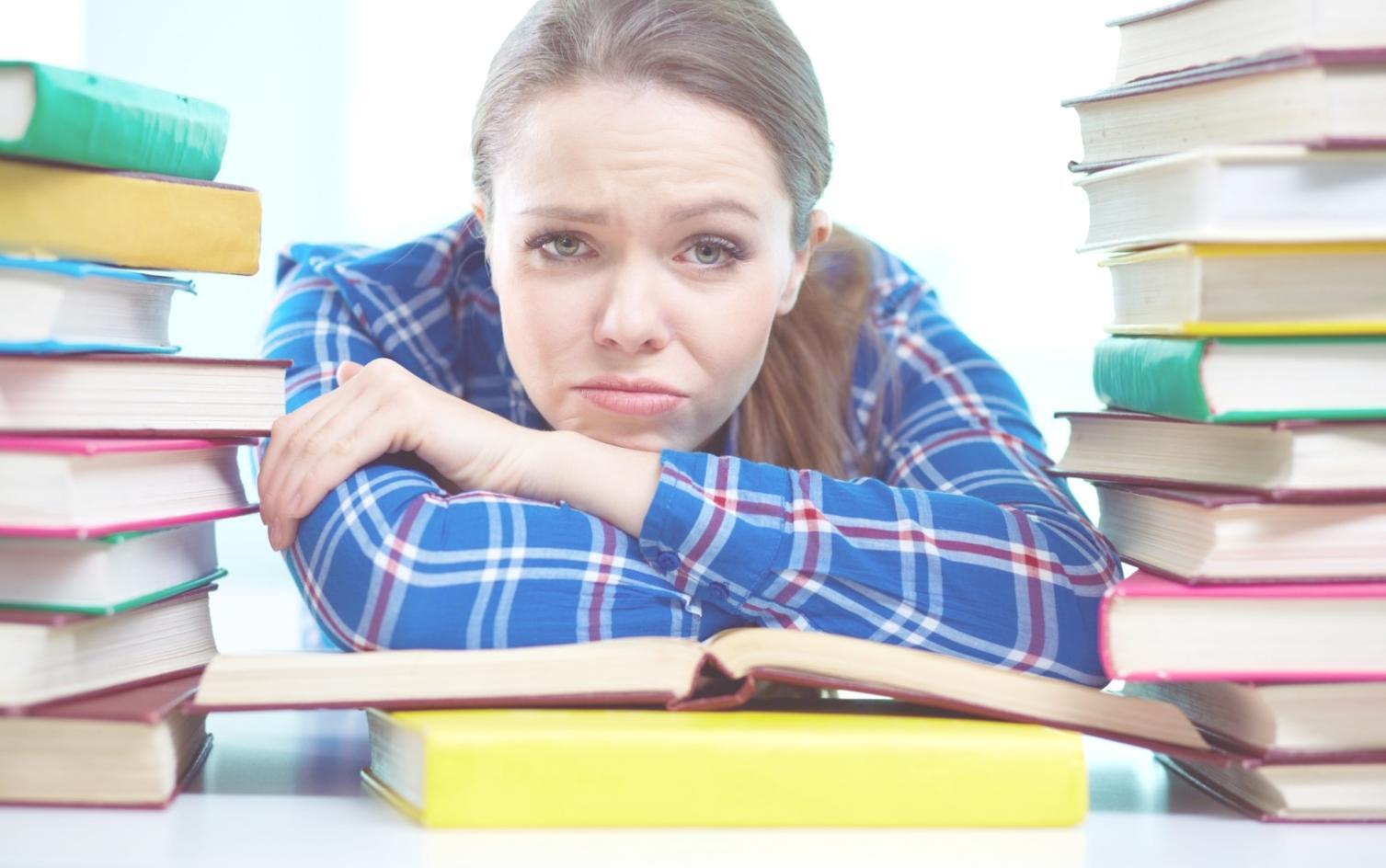 Aula di formazione specialistica in analisi giurisprudenziale con materiali didattici avanzati